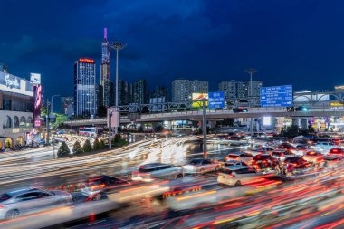 Ho Chi Minh şehri, Vietnam - 18 Haziran 2024: Yağmurda yoğun trafik sıkışıklığı ve Dien Bien Phu Caddesi 81 'de sayısız tabela ile kalabalık insanlar, motosikletler