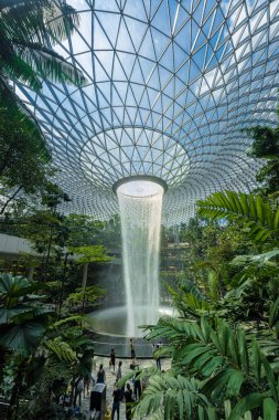 Singapur - 13 Haziran 2024: The Rain Vortex, Singapur 'daki Jewal Changi Havalimanı' nın içinde 40 metre yüksekliğinde bir kapalı şelale. Seyahat kavramı