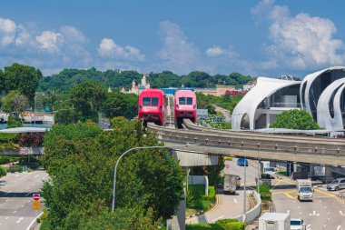 Singapur - 13 Haziran 2024: Singapur Kütle Hızlı Treni MRT Vivo 'nun yanındaki Sentosa' dan hareket eden bir pistte çalışır. MRT, Güneydoğu Asya 'nın en eski, en işlek ve en kapsamlı ikinci metro sistemi..
