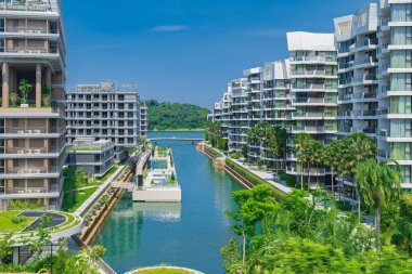 Singapur - 13 Haziran 2024 Keppel Körfezi Lüks Konutları 'nda güzel bir sabah. Keppel Körfezi, Singapur 'un güney kıyısındaki mücevherdir.
