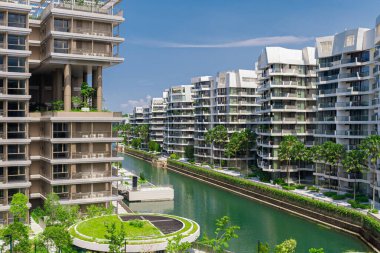 Singapur - 13 Haziran 2024 Keppel Körfezi Lüks Konutları 'nda güzel bir sabah. Keppel Körfezi, Singapur 'un güney kıyısındaki mücevherdir.