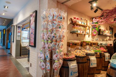 Singapur - 13 Haziran 2024: Bugis caddesi Singapur 'daki şekerci dükkanı. Seyahat kavramı