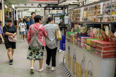 Singapur - 13 Haziran 2024: Singapur 'da Bugis Caddesi Market' in Çekimi. Burası popüler bir turizm merkezi ve MR durağı Bugis İstasyonu 'na yakın..