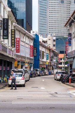Singapur - 13 Haziran 2024: Çin Mahallesi önemli Çin binaları, restoranları ve dekorasyonu ile. Birçok turist otantik yiyecekler, giysiler ve diğer şeyler ve günlük aktivitelere katılan insanlar buluyor..