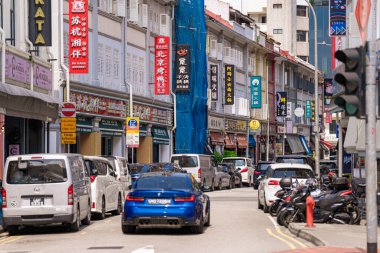 Singapur - 13 Haziran 2024: Çin Mahallesi önemli Çin binaları, restoranları ve dekorasyonu ile. Birçok turist otantik yiyecekler, giysiler ve diğer şeyler ve günlük aktivitelere katılan insanlar buluyor..