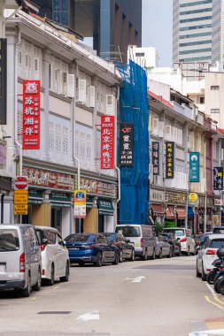 Singapur - 13 Haziran 2024: Çin Mahallesi önemli Çin binaları, restoranları ve dekorasyonu ile. Birçok turist otantik yiyecekler, giysiler ve diğer şeyler ve günlük aktivitelere katılan insanlar buluyor..