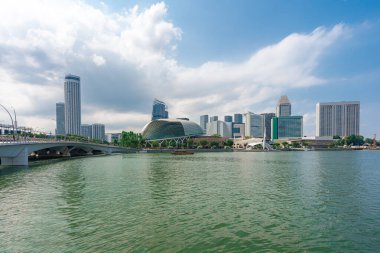 Singapur - 13 Haziran 2024: Singapur 'daki Marina Bay Sands manzarası. Şehrin mavi gökyüzündeki manzarası. Seyahat kavramı
