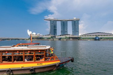 Singapur - 13 Haziran 2024: Arkasında Merlion ve Marina Körfezi silueti olan Singapur Nehri üzerinde Bum Boat gezisi. Seyahat kavramı