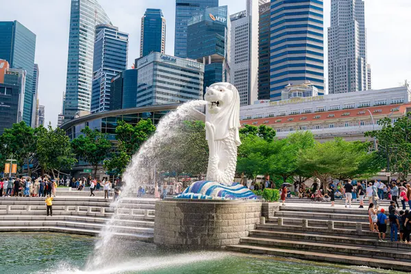 Singapur - 13 Haziran 2024: Merlion Parkı 'ndaki Merlion Fountain ve Singapur şehir silueti sabah mavi gökyüzü ile. Merlion Fountain, Singapur 'un en ünlü turistik yerlerinden biridir. Seyahat kavramı