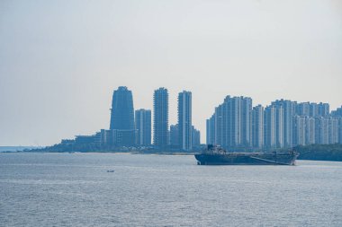 Singapur - 13 Haziran 2024: Tuas İkinci Bağlantı Köprüsü Singapur ve Johor, Malezya 'yı bağlıyor. Forest City ve Singapur limanındaki binalar. Johor Boğazından Görünüm.