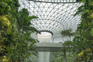 Yağmur Girdabı, 40 metre yüksekliğindeki kapalı bir şelale Singapur 'daki Jewal Changi Havalimanı' nın içinde bulunuyor.