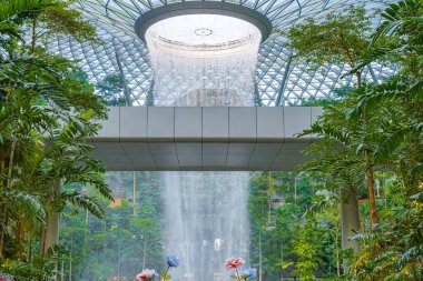 Yağmur Girdabı, 40 metre yüksekliğindeki kapalı bir şelale Singapur 'daki Jewal Changi Havalimanı' nın içinde bulunuyor.