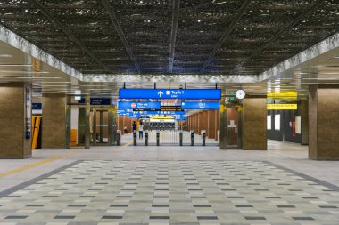 Ho Chi Minh şehri, Vietnam - 15 Aralık 2024: Opera istasyonuna giren metro treninin iç görüntüsü. Ho Chi Minh Metro 01 sisteminin bir parçası olan intermodal transfer istasyonu kompleksi. Seyahat kavramı.