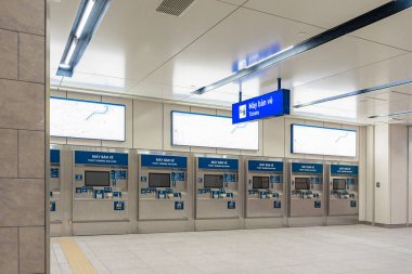 Ho Chi Minh şehri, Vietnam - 15 Aralık 2024: Metro bileti almak için terminal. Ho Chi Minh 'de metro için ödeme. Bilet almak için otomatik bilet otomatı. Vietnam metrosunun içi