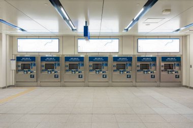Ho Chi Minh şehri, Vietnam - 15 Aralık 2024: Metro bileti almak için terminal. Ho Chi Minh 'de metro için ödeme. Bilet almak için otomatik bilet otomatı. Vietnam metrosunun içi