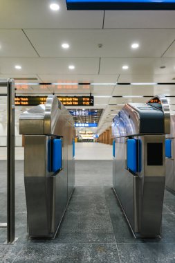 Ho Chi Minh şehri, Vietnam - 15 Aralık 2024: Opera istasyonuna giren metro treninin iç görüntüsü. Ho Chi Minh Metro 01 sisteminin bir parçası olan intermodal transfer istasyonu kompleksi. Seyahat kavramı.