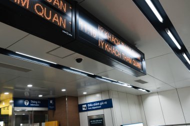 Ho Chi Minh şehri, Vietnam - 15 Aralık 2024: Opera istasyonuna giren metro treninin iç görüntüsü. Ho Chi Minh Metro 01 sisteminin bir parçası olan intermodal transfer istasyonu kompleksi. Seyahat kavramı.