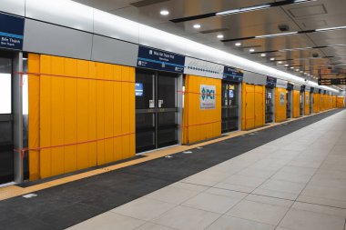 Ho Chi Minh şehri, Vietnam - 15 Aralık 2024: Opera istasyonuna giren metro treninin iç görüntüsü. Ho Chi Minh Metro 01 sisteminin bir parçası olan intermodal transfer istasyonu kompleksi. Seyahat kavramı.