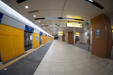 Ho Chi Minh şehri, Vietnam - 15 Aralık 2024: Opera istasyonuna giren metro treninin iç görüntüsü. Ho Chi Minh Metro 01 sisteminin bir parçası olan intermodal transfer istasyonu kompleksi. Seyahat kavramı.