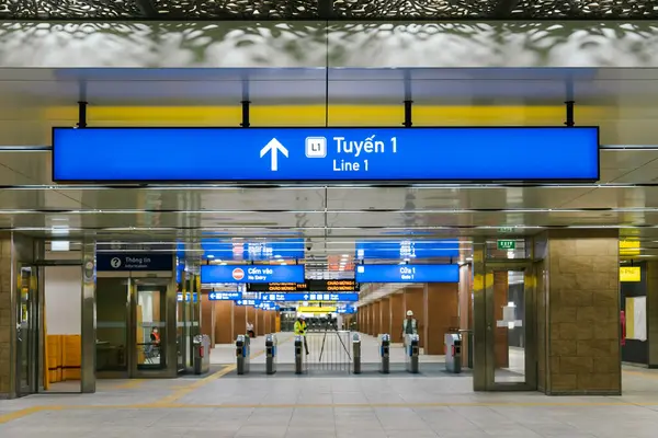 Ho Chi Minh şehri, Vietnam - 15 Aralık 2024: Opera istasyonuna giren metro treninin iç görüntüsü. Ho Chi Minh Metro 01 sisteminin bir parçası olan intermodal transfer istasyonu kompleksi. Seyahat kavramı.
