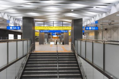 Ho Chi Minh şehri, Vietnam - 15 Aralık 2024: Ba Son istasyonuna giren metro treninin iç görüntüsü. Ho Chi Minh Metro 01 sisteminin bir parçası olan intermodal transfer istasyonu kompleksi. Seyahat kavramı.