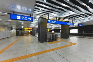 Ho Chi Minh şehri, Vietnam - 15 Aralık 2024: Ba Son istasyonuna giren metro treninin iç görüntüsü. Ho Chi Minh Metro 01 sisteminin bir parçası olan intermodal transfer istasyonu kompleksi. Seyahat kavramı.