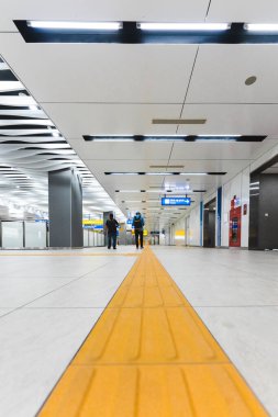 Ho Chi Minh şehri, Vietnam - 15 Aralık 2024: Ba Son istasyonuna giren metro treninin iç görüntüsü. Ho Chi Minh Metro 01 sisteminin bir parçası olan intermodal transfer istasyonu kompleksi. Seyahat kavramı.
