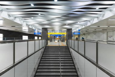 Ho Chi Minh şehri, Vietnam - 15 Aralık 2024: Ba Son istasyonuna giren metro treninin iç görüntüsü. Ho Chi Minh Metro 01 sisteminin bir parçası olan intermodal transfer istasyonu kompleksi. Seyahat kavramı.