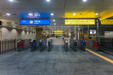 Ho Chi Minh şehri, Vietnam - 15 Aralık 2024: Opera istasyonuna giren metro treninin iç görüntüsü. Ho Chi Minh Metro 01 sisteminin bir parçası olan intermodal transfer istasyonu kompleksi. Seyahat kavramı.