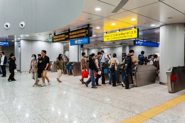 Ho Chi Minh şehri, Vietnam - 30 Aralık 2024: İnsanlar Ben Thanh metro istasyonunun girişinden geçiyorlar, birinci hattın 2024 yılı sonuna kadar Ho Chi Minh City 'de faaliyete geçmesi bekleniyor.