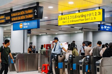 Ho Chi Minh şehri, Vietnam - 30 Aralık 2024: İnsanlar Ben Thanh metro istasyonunun girişinden geçiyorlar, birinci hattın 2024 yılı sonuna kadar Ho Chi Minh City 'de faaliyete geçmesi bekleniyor.