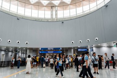 Ho Chi Minh şehri, Vietnam - 30 Aralık 2024: Ho Chi Minh City metrosundaki yolcular Ben Thanh istasyonunda. Metro hattının 2024 sonuna kadar faaliyete geçmesi bekleniyor. Seyahat kavramı.