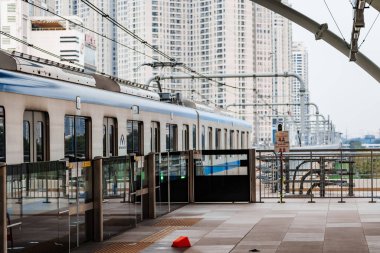 Ho Chi Minh şehri, Vietnam - 30 Aralık 2024: Ho Chi Minh şehrindeki Tan Cang metro istasyonunda tren. Seyahat kavramı.