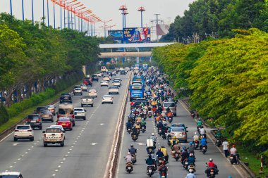 Ho Chi Minh şehri, Vietnam - 30 Aralık 2024: Trafiğin yoğun olduğu saatler ve Saigon caddelerinde trafik yoğun, kalabalık insanlar ve motosikletler