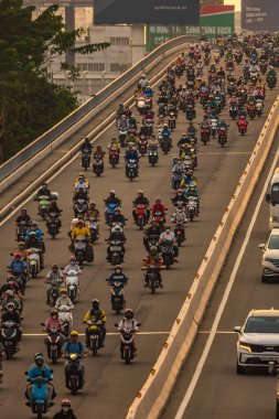 Ho Chi Minh şehri, Vietnam - 30 Aralık 2024: Trafiğin yoğun olduğu saatler ve Saigon caddelerinde trafik yoğun, kalabalık insanlar ve motosikletler