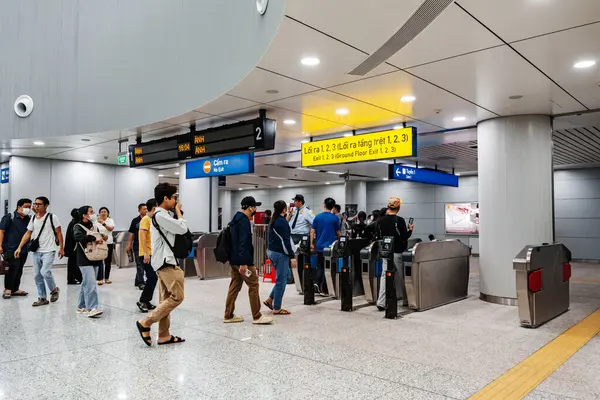 Ho Chi Minh şehri, Vietnam - 30 Aralık 2024: İnsanlar Ben Thanh metro istasyonunun girişinden geçiyorlar, birinci hattın 2024 yılı sonuna kadar Ho Chi Minh City 'de faaliyete geçmesi bekleniyor.