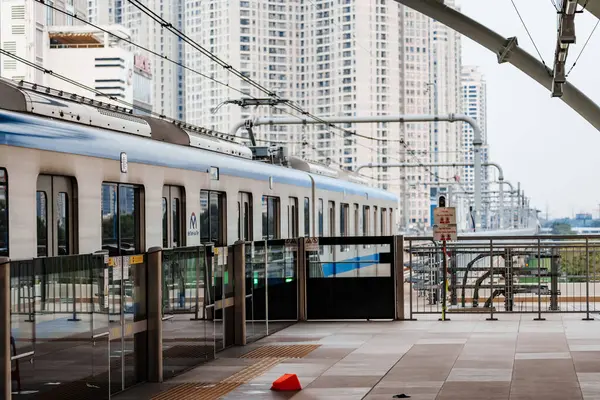 Ho Chi Minh şehri, Vietnam - 30 Aralık 2024: Ho Chi Minh şehrindeki Tan Cang metro istasyonunda tren. Seyahat kavramı.