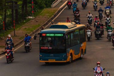 Ho Chi Minh şehri, Vietnam - 30 Aralık 2024: Trafiğin yoğun olduğu saatler ve Saigon caddelerinde trafik yoğun, kalabalık insanlar ve motosikletler