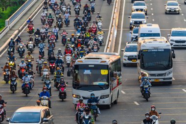 Ho Chi Minh şehri, Vietnam - 30 Aralık 2024: Trafiğin yoğun olduğu saatler ve Saigon caddelerinde trafik yoğun, kalabalık insanlar ve motosikletler