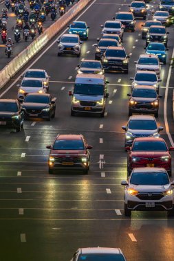 Ho Chi Minh şehri, Vietnam - 30 Aralık 2024: Trafiğin yoğun olduğu saatler ve Saigon caddelerinde trafik yoğun, kalabalık insanlar ve motosikletler