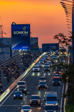 Ho Chi Minh şehri, Vietnam - 30 Aralık 2024: Trafiğin yoğun olduğu saatler ve Saigon caddelerinde trafik yoğun, kalabalık insanlar ve motosikletler