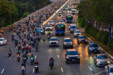 Ho Chi Minh şehri, Vietnam - 30 Aralık 2024: Trafiğin yoğun olduğu saatler ve Saigon caddelerinde trafik yoğun, kalabalık insanlar ve motosikletler