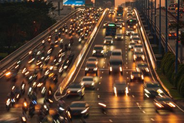 Ho Chi Minh şehri, Vietnam - 30 Aralık 2024: Trafiğin yoğun olduğu saatler ve Saigon caddelerinde trafik yoğun, kalabalık insanlar ve motosikletler