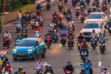 Ho Chi Minh şehri, Vietnam - 30 Aralık 2024: Trafiğin yoğun olduğu saatler ve Saigon caddelerinde trafik yoğun, kalabalık insanlar ve motosikletler