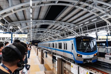 Ho Chi Minh şehri, Vietnam - 30 Aralık 2024: İnsanlar Thao Dien metro istasyonunda bekliyor, birinci hattın 2024 yılı sonuna kadar Ho Chi Minh City 'de faaliyete geçmesi bekleniyor.