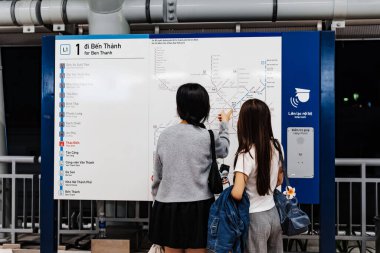 Ho Chi Minh şehri, Vietnam - 30 Aralık 2024: İnsanlar Thao Dien metro istasyonunda bekliyor, birinci hattın 2024 yılı sonuna kadar Ho Chi Minh City 'de faaliyete geçmesi bekleniyor.