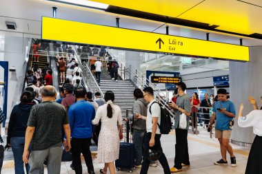 Ho Chi Minh şehri, Vietnam - 30 Aralık 2024: Ho Chi Minh City metrosundaki yolcular Ben Thanh istasyonunda. Metro hattının 2024 sonuna kadar faaliyete geçmesi bekleniyor. Seyahat kavramı.