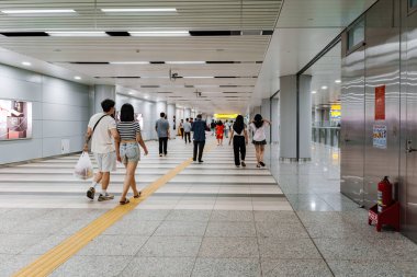 Ho Chi Minh şehri, Vietnam - 30 Aralık 2024: Ho Chi Minh City metrosundaki yolcular Ben Thanh istasyonunda. Metro hattının 2024 sonuna kadar faaliyete geçmesi bekleniyor. Seyahat kavramı.