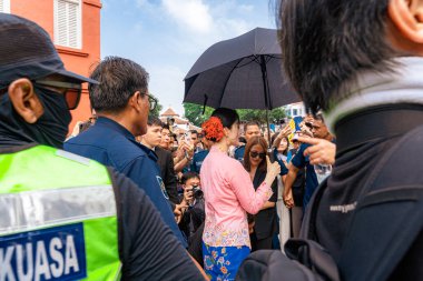 Malacca, Malezya - 14 Haziran 2024: Malacca 'daki Mesih Kilisesi. Çiçekli üç tekerlekli bisikletlerle Malezya 'da popüler bir tarihi turizm merkezi. Seyahat kavramı
