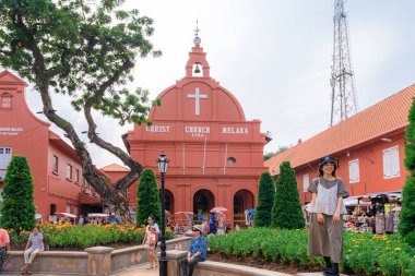 Malacca, Malezya - 14 Haziran 2024: Malacca 'daki Mesih Kilisesi. Çiçekli üç tekerlekli bisikletlerle Malezya 'da popüler bir tarihi turizm merkezi. Seyahat kavramı